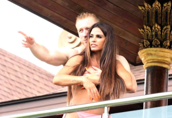 Üstsüz balkona çıkan Katie Price'a sevgili markajı