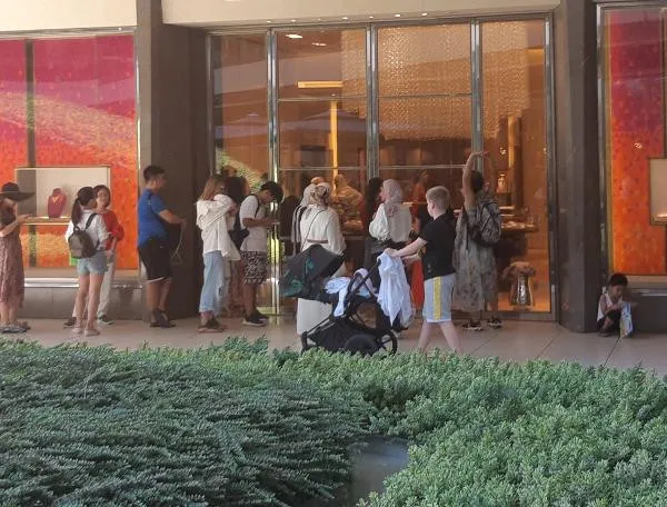 Dolar krizi yabancı turiste yaradı: Lüks AVM'lerde uzun kuyruklar