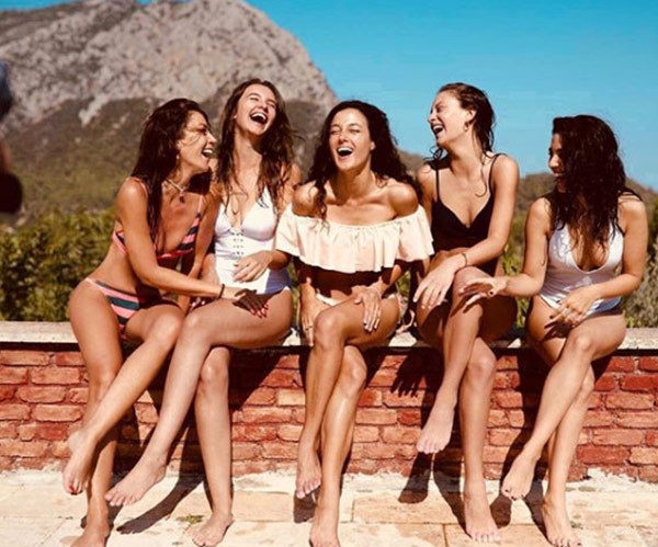Cansu Tosun’un oyuncu arkadaşlarıyla plaj keyfi