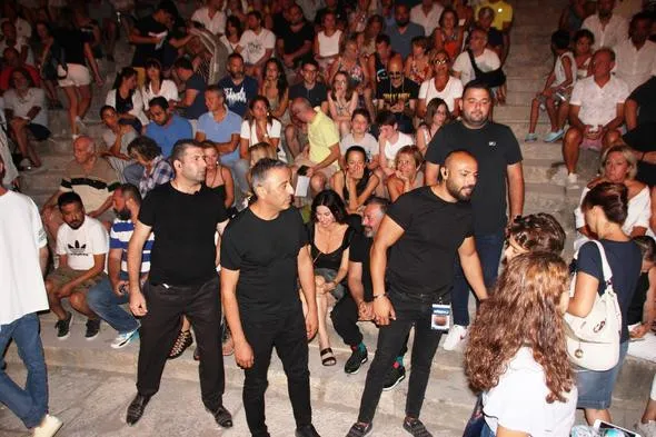 Cem Yılmaz hayranlarıyla arasına etten duvar ördü