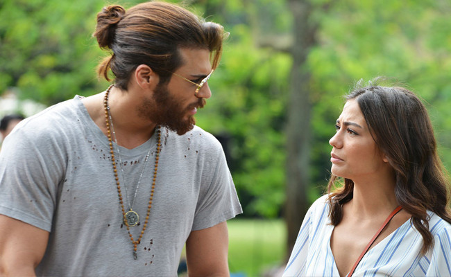 Erkenci Kuş ile Ufak Tefek Cinayetler karşı karşıya