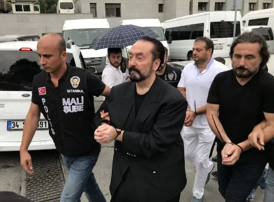 Adnan Oktar ile ilgili şok iddialar: İki kız kardeşle aynı anda evli