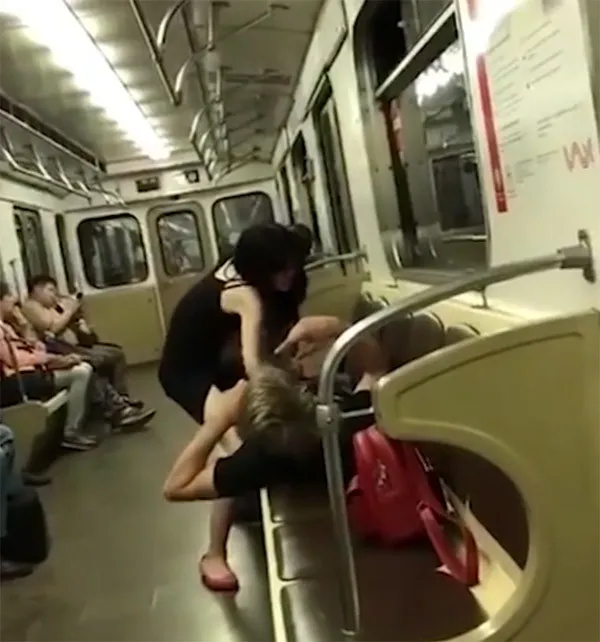 Metroda rezalet! Sarhoş çift herkesin gözü önünde ilişkiye girmeye çalıştı
