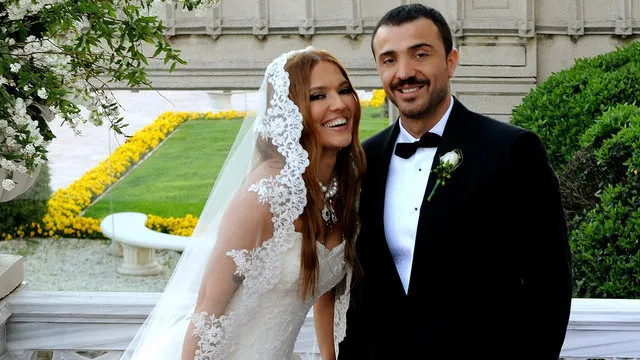 Demet Akalın yakın arkadaşları Işın Karaca ile Berkay - Özlem Şahin çiftini sildi!