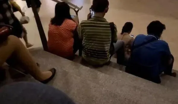 Genç kadının etek altı fotoğrafını çekerken flaş patlayınca...