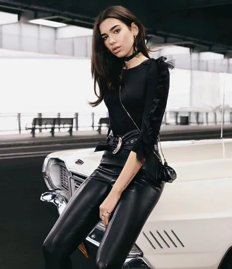 Dua Lipa yeni tarzıyla sosyal medyayı ikiye böldü