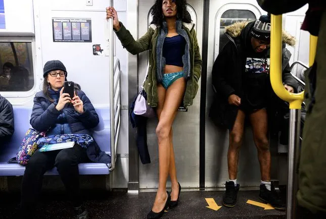 Metroya bindiler, pantolonları indirdiler