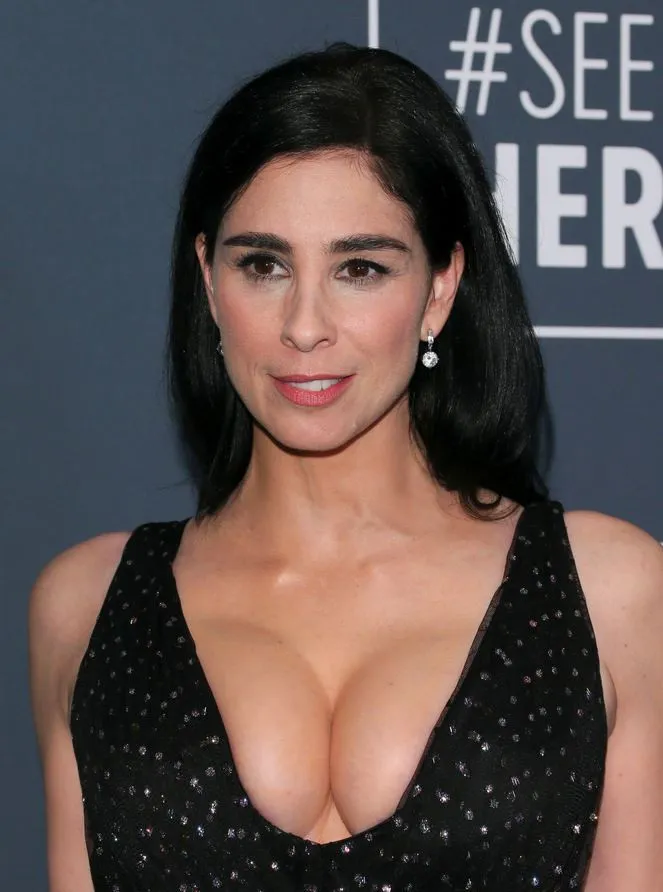 Sarah Silverman'ın dekoltesi olay oldu!