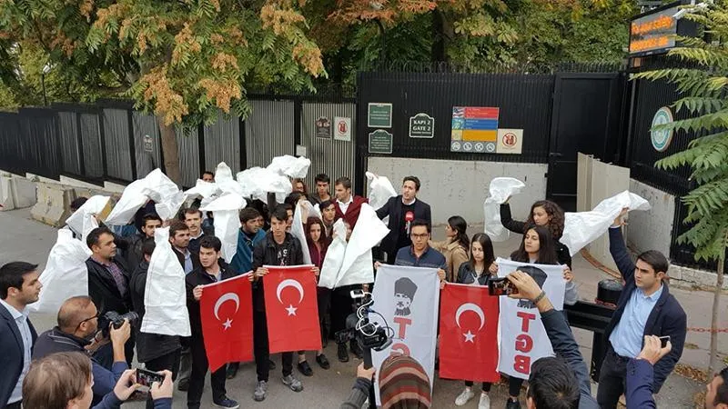 Resulayn'da yakalanan teröristlerin kafasına çuval geçirildi