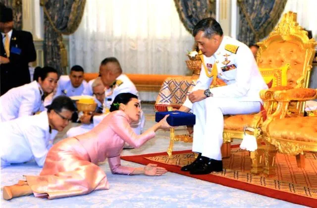 Tayland Kralı Maha Vajiralongkon baş metresi tarafından aldatıldı