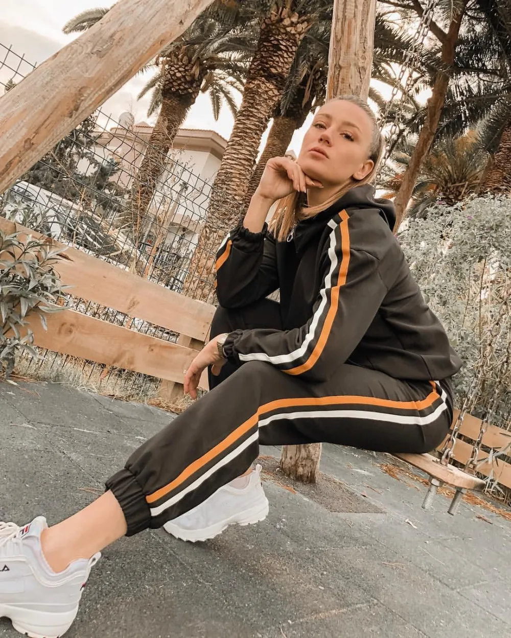 Spor yaparken poz veren Gizem Karaca takipçilerini mest etti