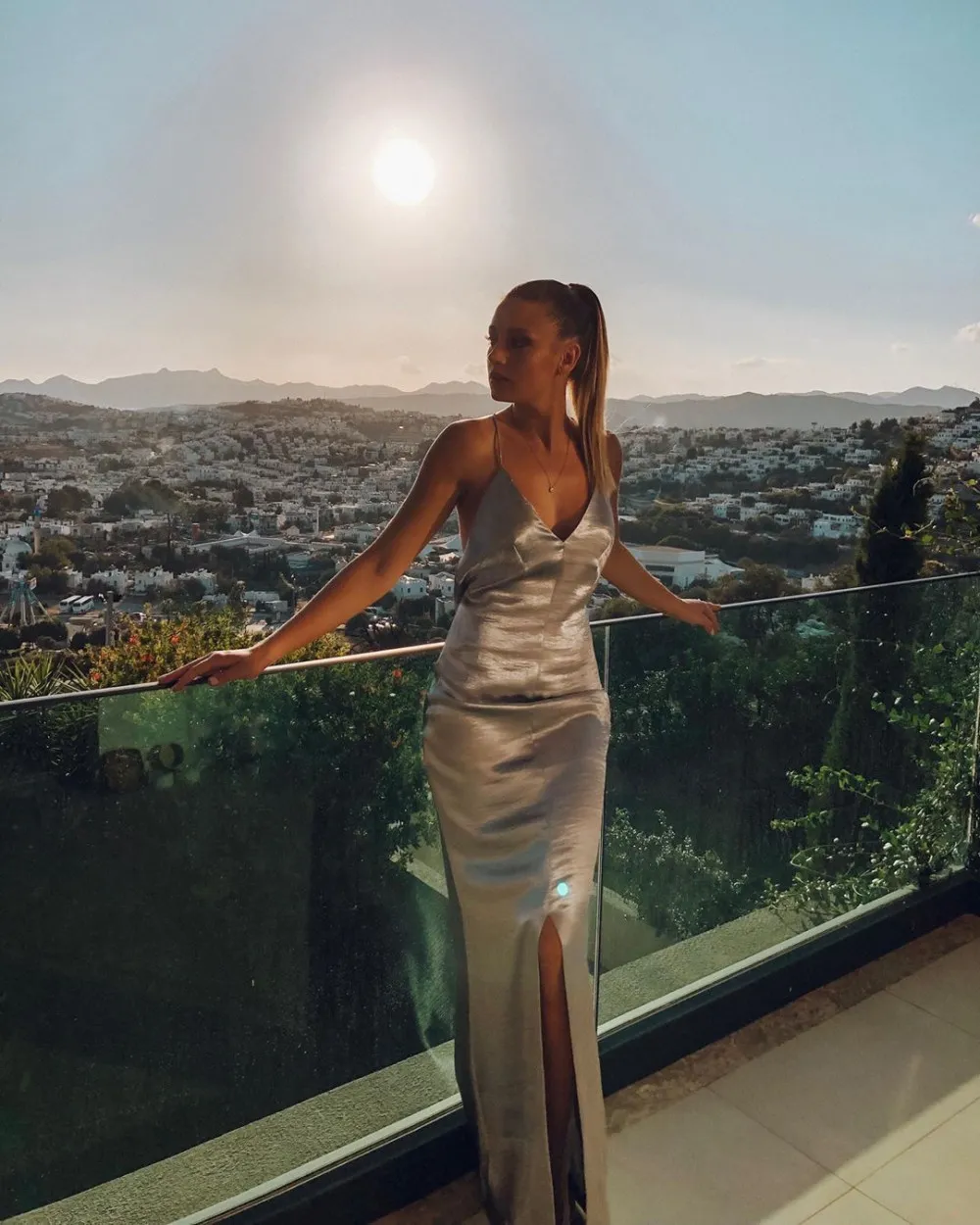 Gizem Karaca'nın derin dekolteli cesur kıyafeti ortalığı salladı