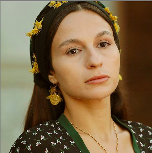 Bir Zamanlar Çukurova'nın Saniye'sinden cesur poz
