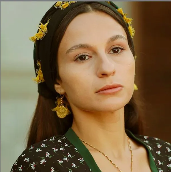 Bir Zamanlar Çukurova'nın Saniye'sinden cesur poz