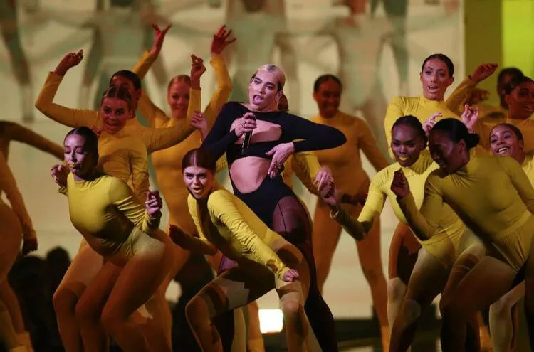 Dua Lipa kıyafetiyle olay yarattı!