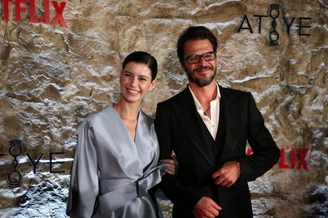 Beren Saat Atiye dizisinin galasında herkesi büyüledi