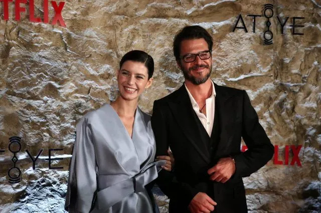 Beren Saat Atiye dizisinin galasında herkesi büyüledi