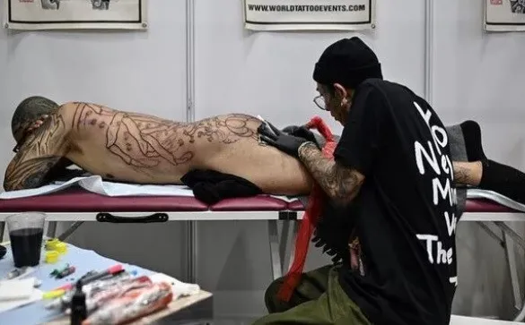 Yarı çıplak görüntüler ortalığı karıştırdı! Dövme festivali büyük tepkilere sebep oldu