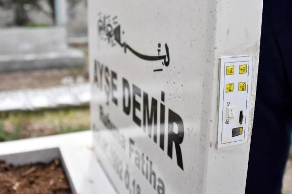 Konya'da ezber bozan mezar taşı! Gören cep telefonuna kaydediyor
