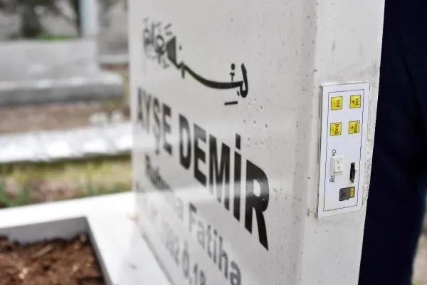 Konya'da ezber bozan mezar taşı! Gören cep telefonuna kaydediyor