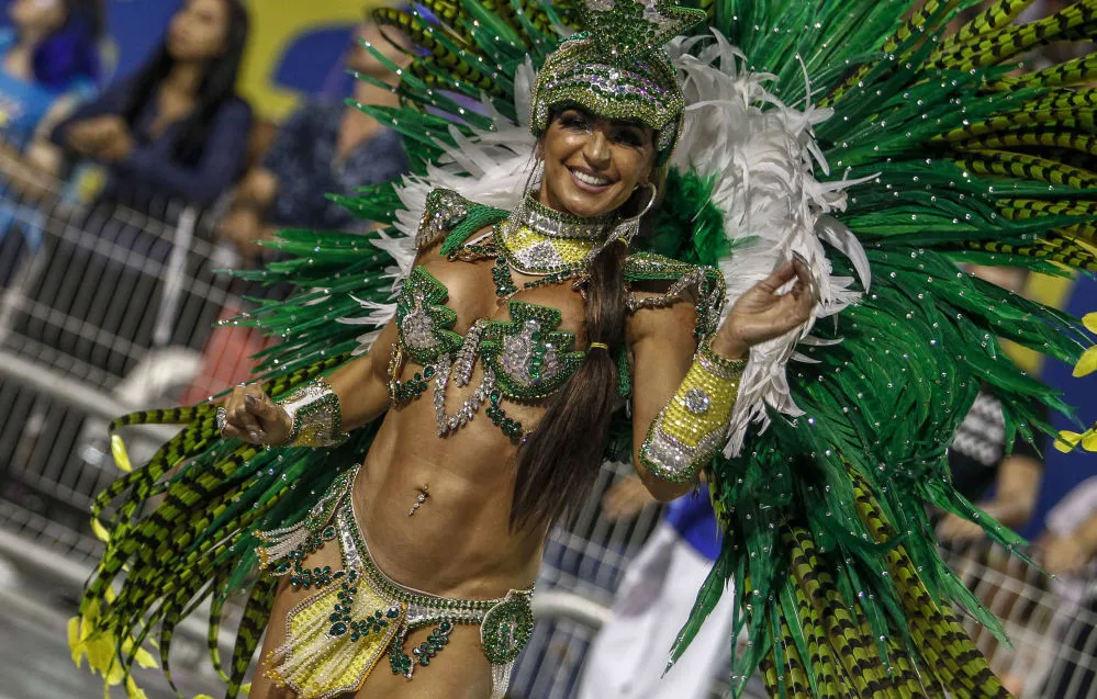 Rio sokaklarında karnaval coşkusu