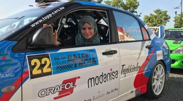 Burcu Çetinkaya kimdir? Başörtüsünü neden çıkardı?