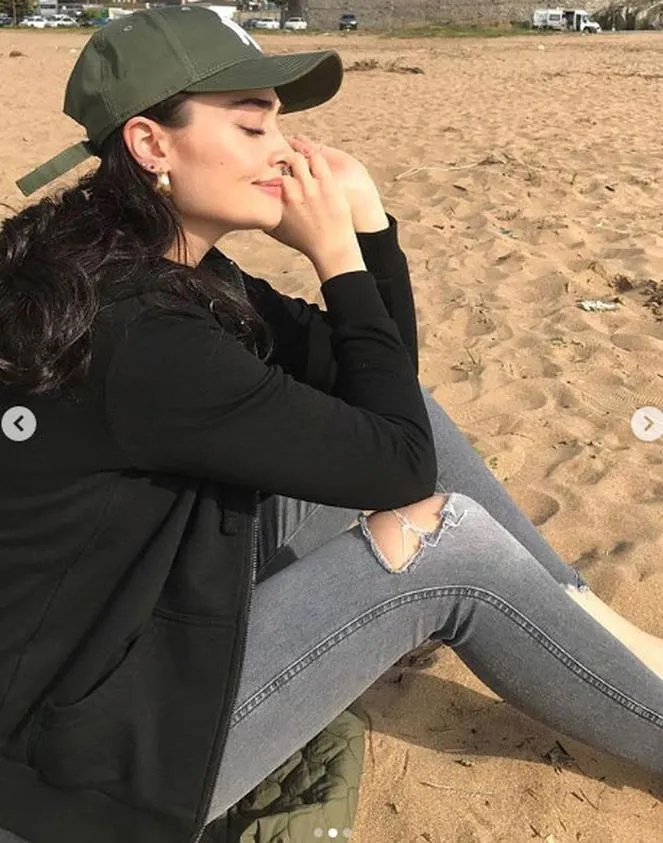 Esra Bilgiç kendini kumlara attı