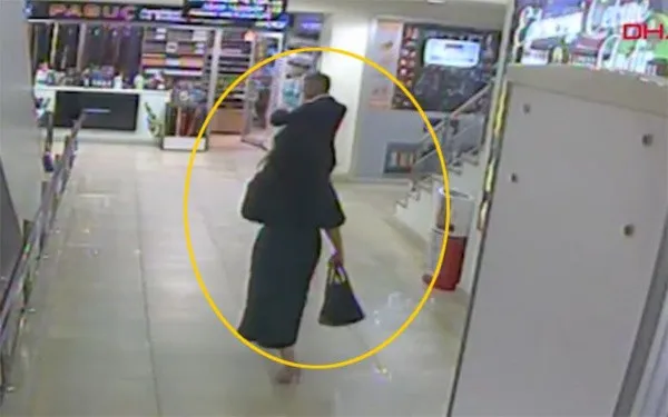 Yürüyen merdivende etek altı fotoğraf skandalı!