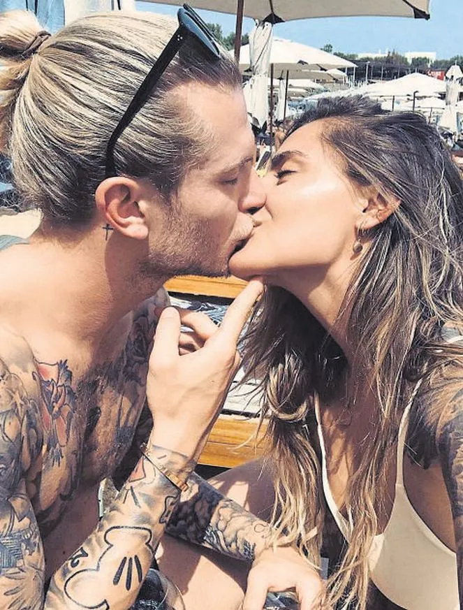 Loris Karius'un hayranları çıldırdı: Kız yapıştı çocuğa...