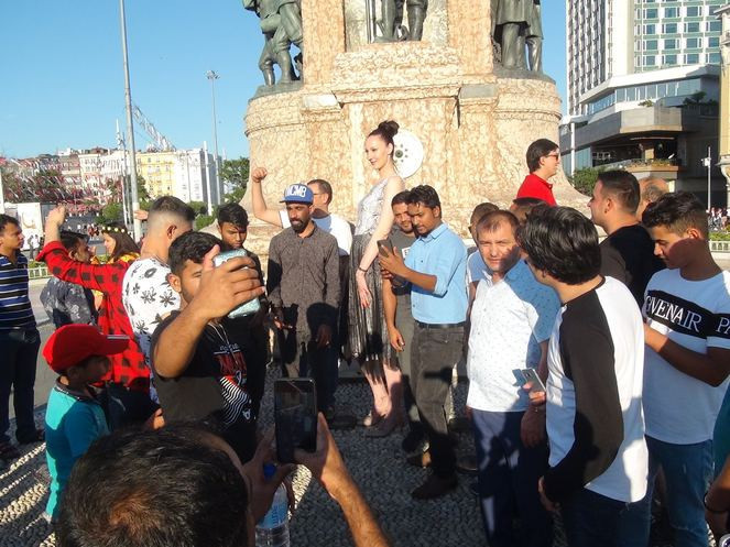 Taksim Meydanı’nda 2,05 metrelik Ukraynalı basketbolcuya yoğun ilgi