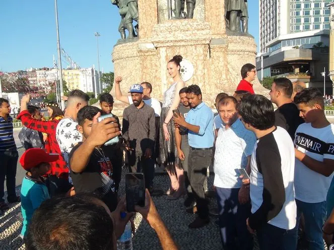 Taksim Meydanı’nda 2,05 metrelik Ukraynalı basketbolcuya yoğun ilgi