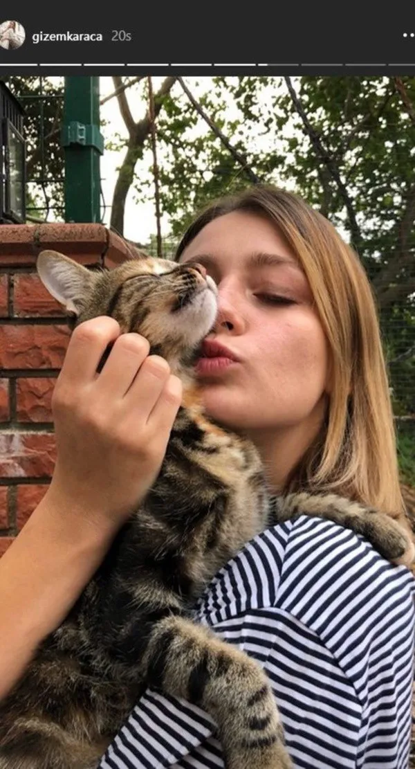 Gizem Karaca acı haberi sosyal medyadan duyurdu
