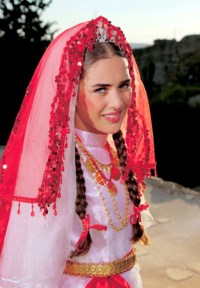 Küçük Gelin dizisinin Zehra'sı şimdilerde ınstagram pozlarıyla büyülüyor!