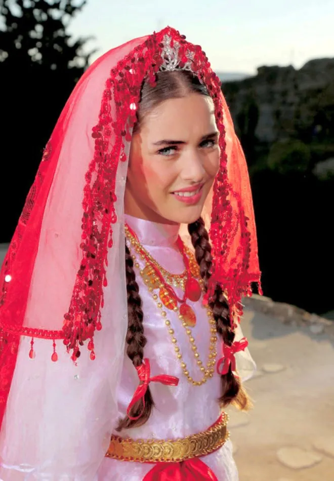 Küçük Gelin dizisinin Zehra'sı şimdilerde ınstagram pozlarıyla büyülüyor!