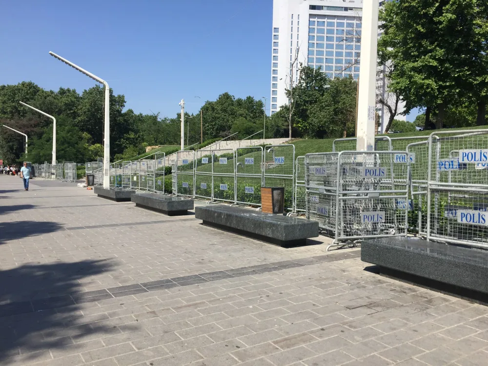 Polisten Taksim Meydanı'na bariyer yığınağı