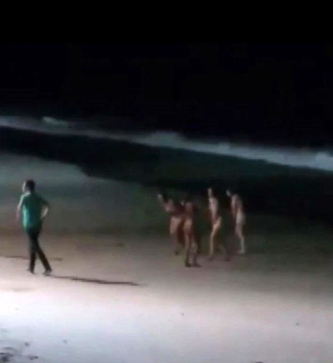 Turizm cenneti adada 5 kadın 1 erkek turist çırılçıplak yakalandı