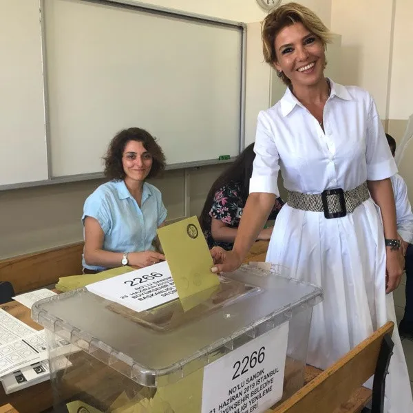 Gülben Ergen'in paylaştığı bikinili pozu fena!