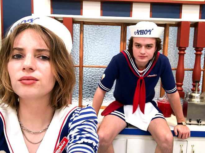 Maya Hawke göğüs dekoltesiyle galaya damga vurdu!