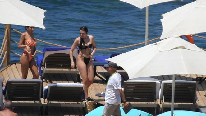 Plajda gözler Rafet El Roman'ın kızlarının üzerindeydi
