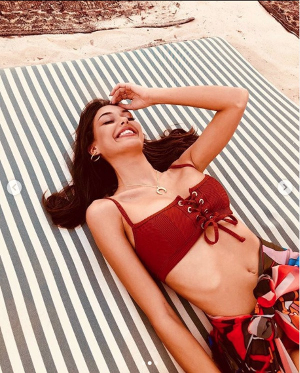Dilan Çiçek Deniz'in bikinili fotoğrafları sosyal medyayı salladı!