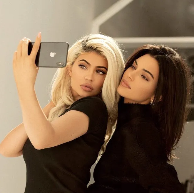 Kendall ve Kylie Jenner kardeşlerden kendi markaları için üstsüz poz!