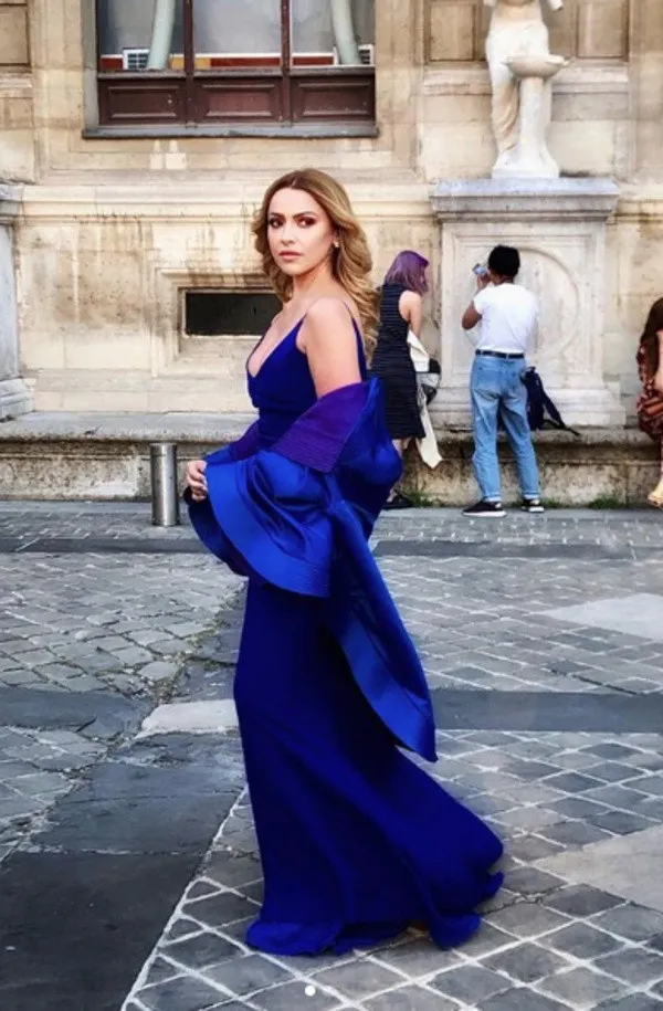 Hadise Paris'te göz kamaştırdı! Derin göğüs dekolteli mavi elbisesi efsane!