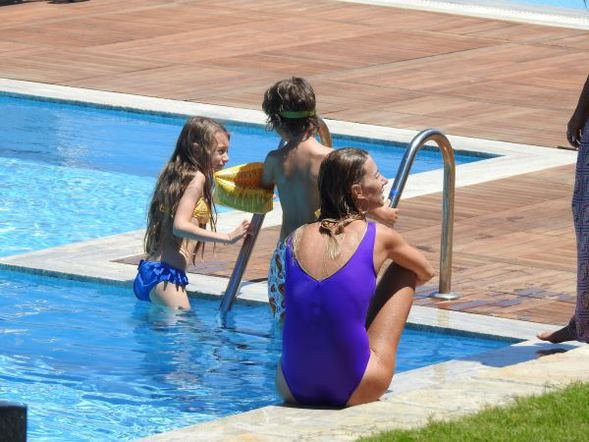 Tuba Ünsal havuzda güneşten kaçtı!