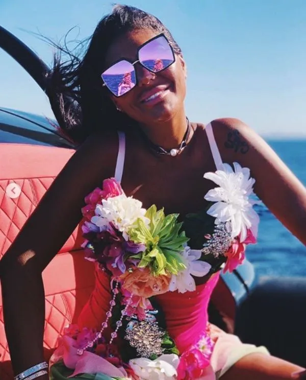 Süreyya Yalçın neon bikinisiyle şov yaptı