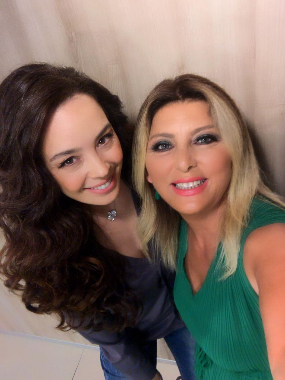 Azra Akın'dan şaşırtan itiraf: İtfaiyeci olmak isterdim!