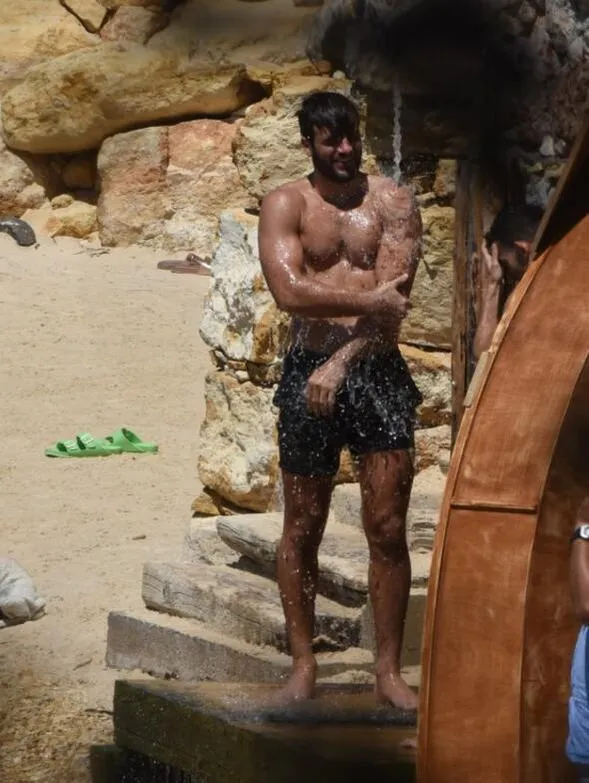 Survivor Yusuf plajda fit vücuduyla kadın tatilcilerin dikkatini çekti