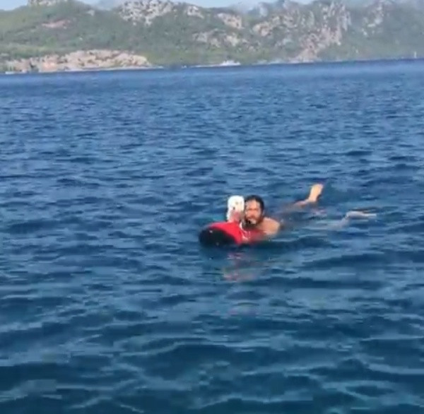 Demet Özdemir ve Can Yaman'ın birlikte tatilini o ayrıntı ortaya çıkardı!