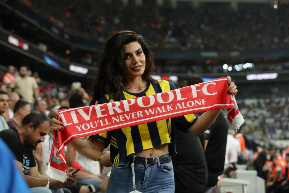 Liverpool Chelsea maçına damga vuran güzeller