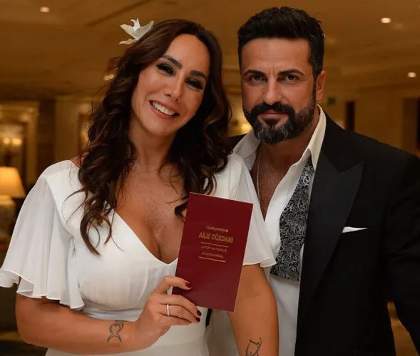 Asena saçlarını 25 yıldır kullandığı saçlarını kestirdi, eşi şoka girdi!
