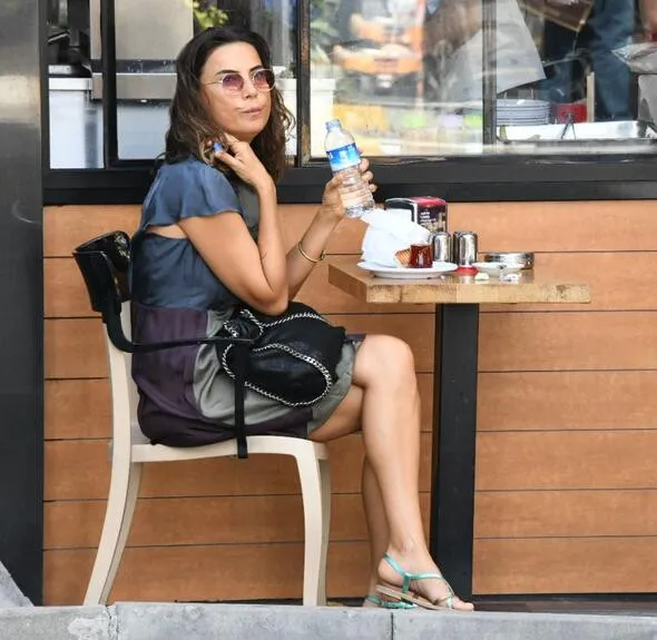 Şebnem Dönmez'in cafede zor anları! Görevli yardımına koştu